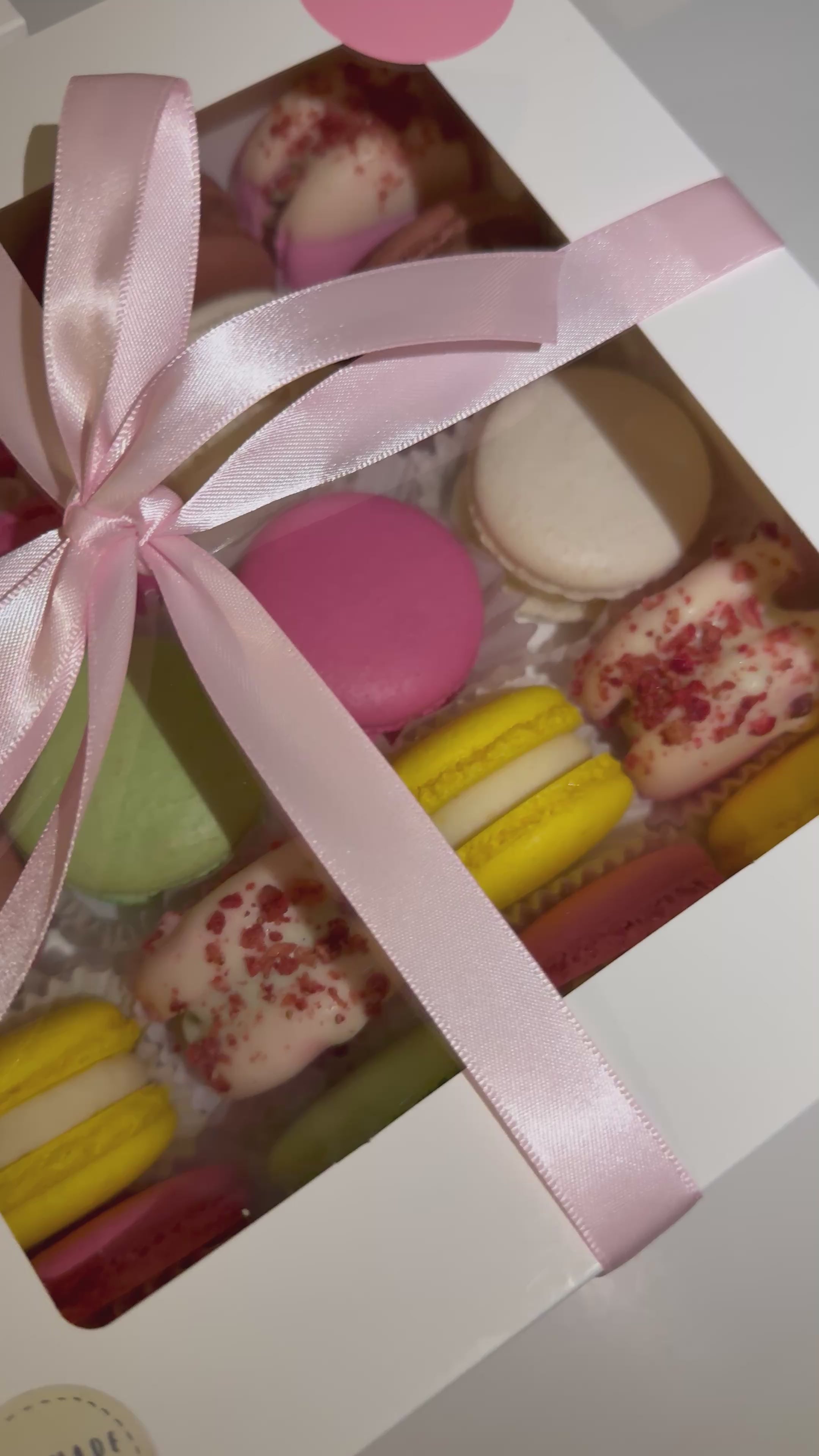 Signature Macaron Box